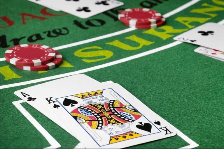 Antarmuka permainan Sic Bo di aplikasi mobile jkttogel dengan dealer profesional dan tampilan dadu yang jelas